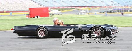 世界上最“扁”的汽車 躺著開！