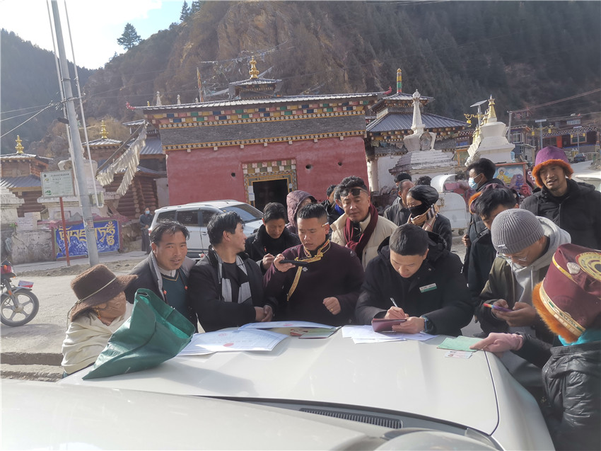 別樣的汽車銀行很接地氣，農行德格縣支行開展農戶信息建檔，現(xiàn)場為百姓開展金融服務。.jpg