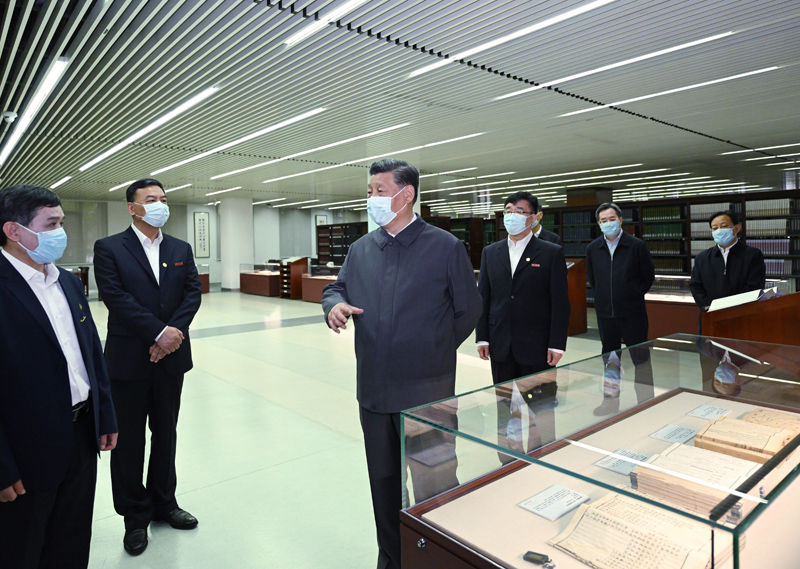 2022年4月25日，習(xí)近平來到中國(guó)人民大學(xué)考察調(diào)研。這是他在圖書館考察。
