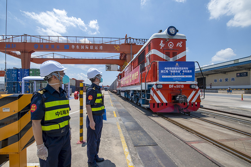 2022年6月29日，浙江金華，中老鐵路國(guó)際貨運(yùn)列車(chē)浙江號(hào)“鐵路快通”首趟專(zhuān)列經(jīng)海關(guān)監(jiān)管后，從浙江省鐵路金華南站鳴笛啟程，經(jīng)磨憨口岸駛向老撾萬(wàn)象。