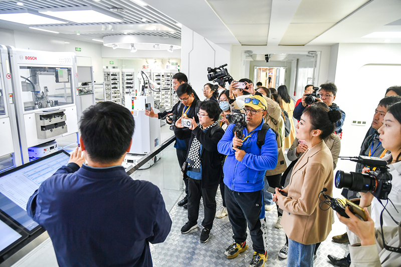 2023年10月16日，第三屆“一帶一路”國際合作高峰論壇新聞中心組織中外記者采訪。記者在中德大廈內(nèi)的博世未來工廠展區(qū)參觀，了解其高質(zhì)量創(chuàng)新發(fā)展成果。