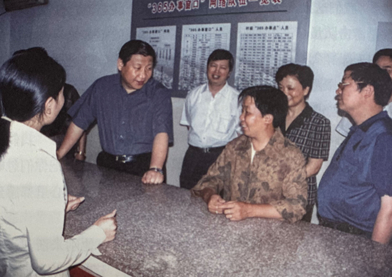 2003年6月，習近平在浙江金華市磐安縣新渥鎮(zhèn)“365辦事窗口”調研。