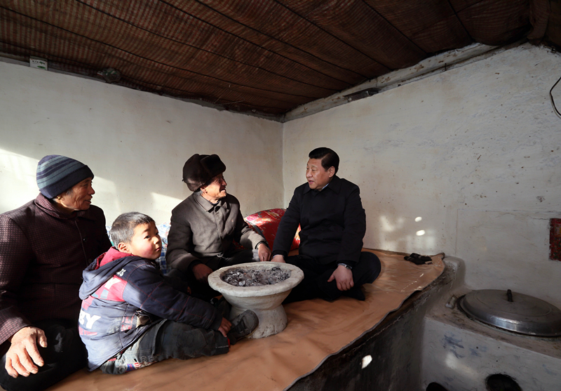 2012年12月30日，習近平在河北省阜平縣龍泉關鎮(zhèn)駱駝灣村看望唐榮斌老人一家。