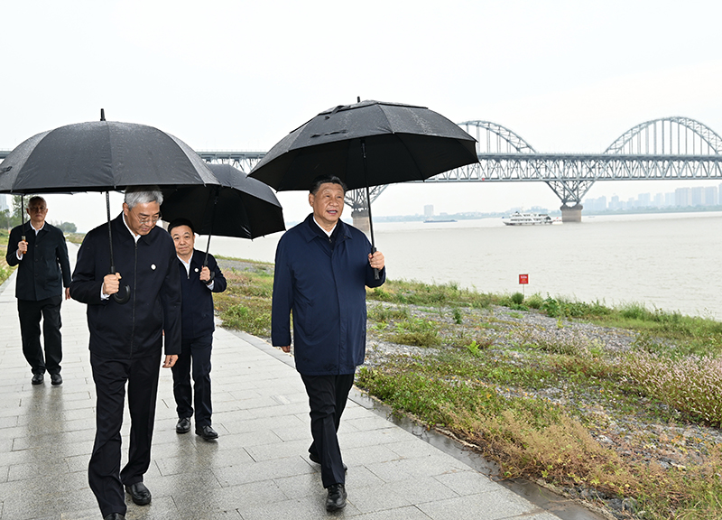 2023年10月10日，習近平總書記在江西長江國家文化公園九江城區(qū)段冒雨考察。