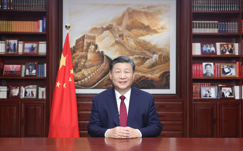 新年前夕，習(xí)近平通過中央廣播電視總臺(tái)和互聯(lián)網(wǎng)，發(fā)表二〇二四年新年賀詞。