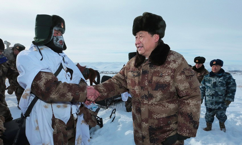 2014年1月26日，習(xí)近平總書記春節(jié)前夕冒嚴(yán)寒踏冰雪慰問邊防官兵。