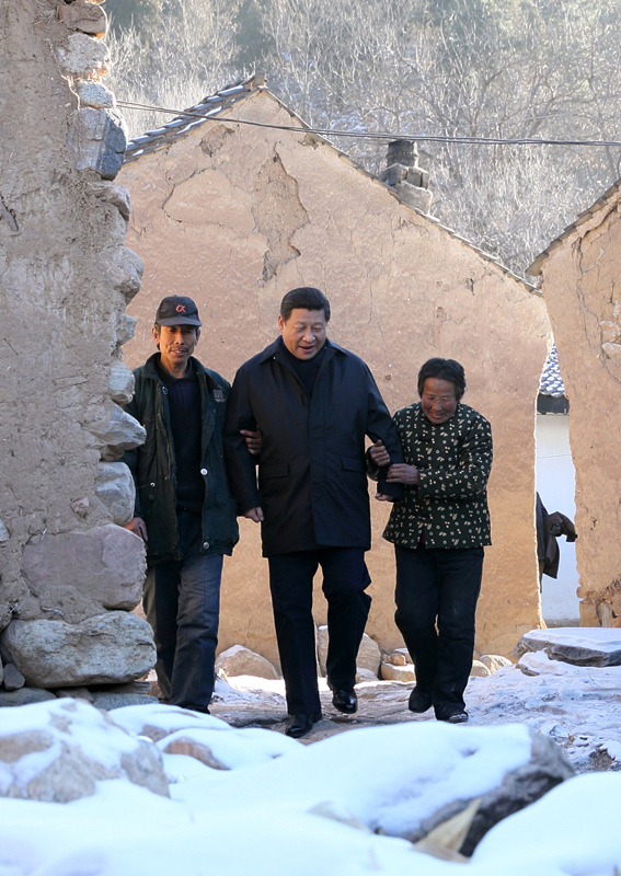 2012年12月30日，習(xí)近平總書記來到地處深山的河北阜平駱駝灣村，走進(jìn)困難群眾唐宗秀家慰問看望。