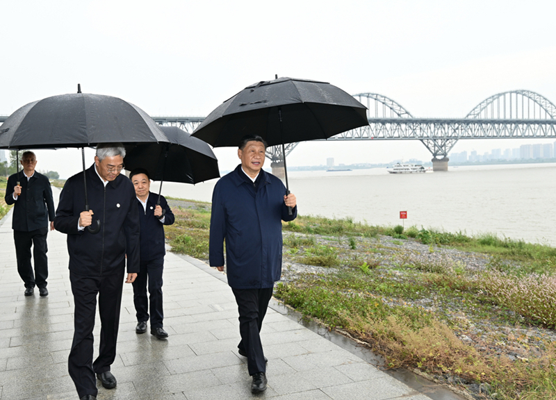 2023年10月10日，習(xí)近平在長(zhǎng)江國(guó)家文化公園九江城區(qū)段考察時(shí)，冒雨沿江堤步行察看沿岸風(fēng)貌。