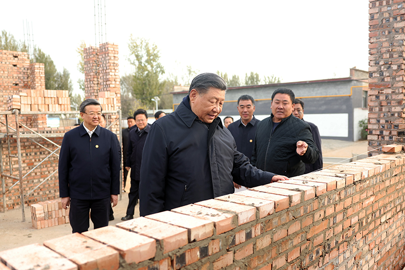 2023年11月10日，習(xí)近平總書記在河北保定涿州市刁窩鎮(zhèn)萬全莊村房屋重建施工現(xiàn)場考察。