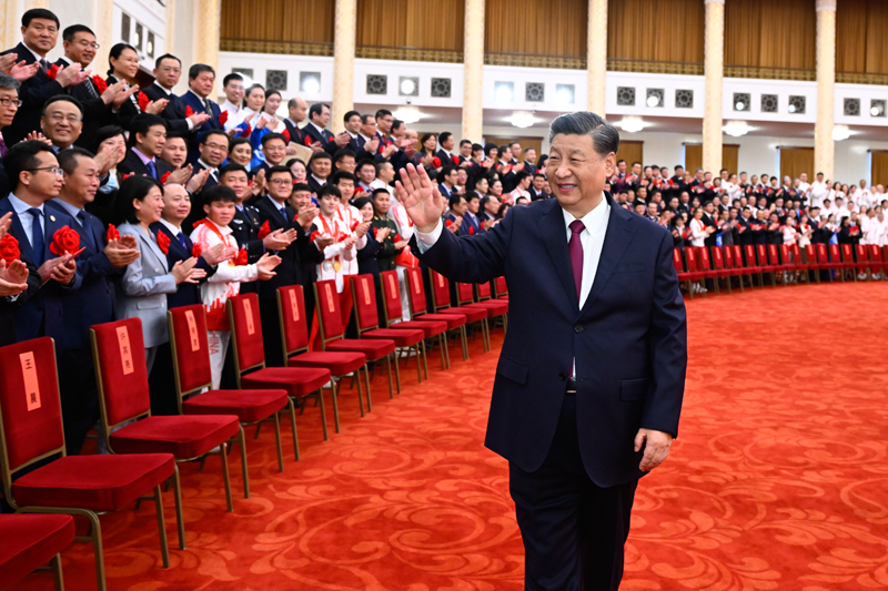 2022年4月8日，北京冬奧會、冬殘奧會總結(jié)表彰大會在北京人民大會堂隆重舉行。會前，習(xí)近平等會見北京冬奧會、冬殘奧會突出貢獻(xiàn)集體代表、突出貢獻(xiàn)個(gè)人和中國體育代表團(tuán)成員。