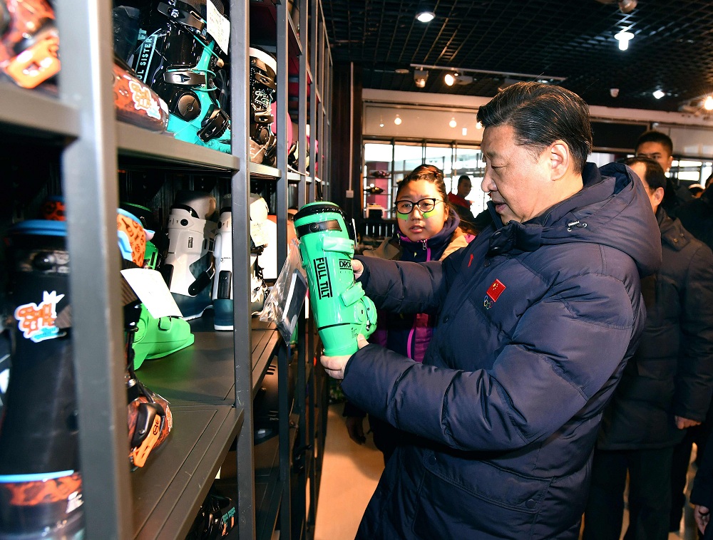 2017年1月23日，習(xí)近平總書記在河北省張家口市云頂滑雪場(chǎng)雪具大廳了解各式雪具的不同功用。