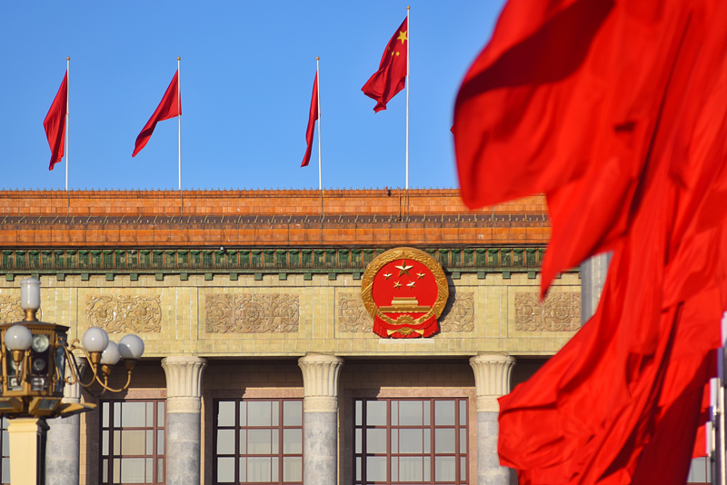 2024年3月8日，北京上空現(xiàn)“兩會藍”，人民大會堂前紅旗飄揚。