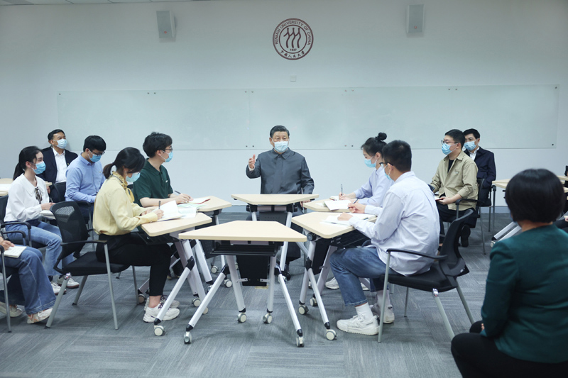 2022年4月25日，習(xí)近平總書(shū)記來(lái)到中國(guó)人民大學(xué)考察調(diào)研。這是總書(shū)記在立德樓觀摩思政課智慧教室現(xiàn)場(chǎng)教學(xué)并參與討論。
