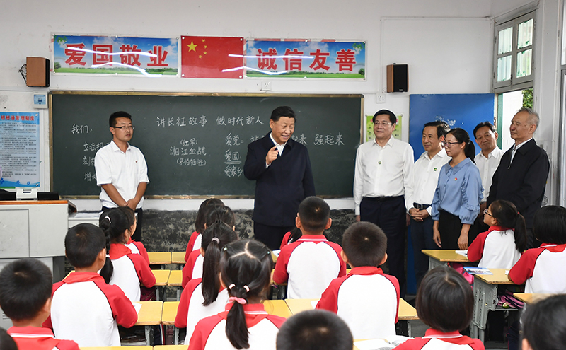 2020年9月16日，習(xí)近平總書(shū)記在湖南省郴州市汝城縣文明瑤族鄉(xiāng)第一片小學(xué)，同正在上思政課的同學(xué)們親切交流。