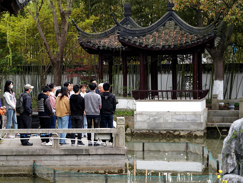 2021年3月30日，在上海交通大學(xué)南蘇園的“微型洱海”旁，孔海南教授為學(xué)生們打造“沉浸式”思政課。