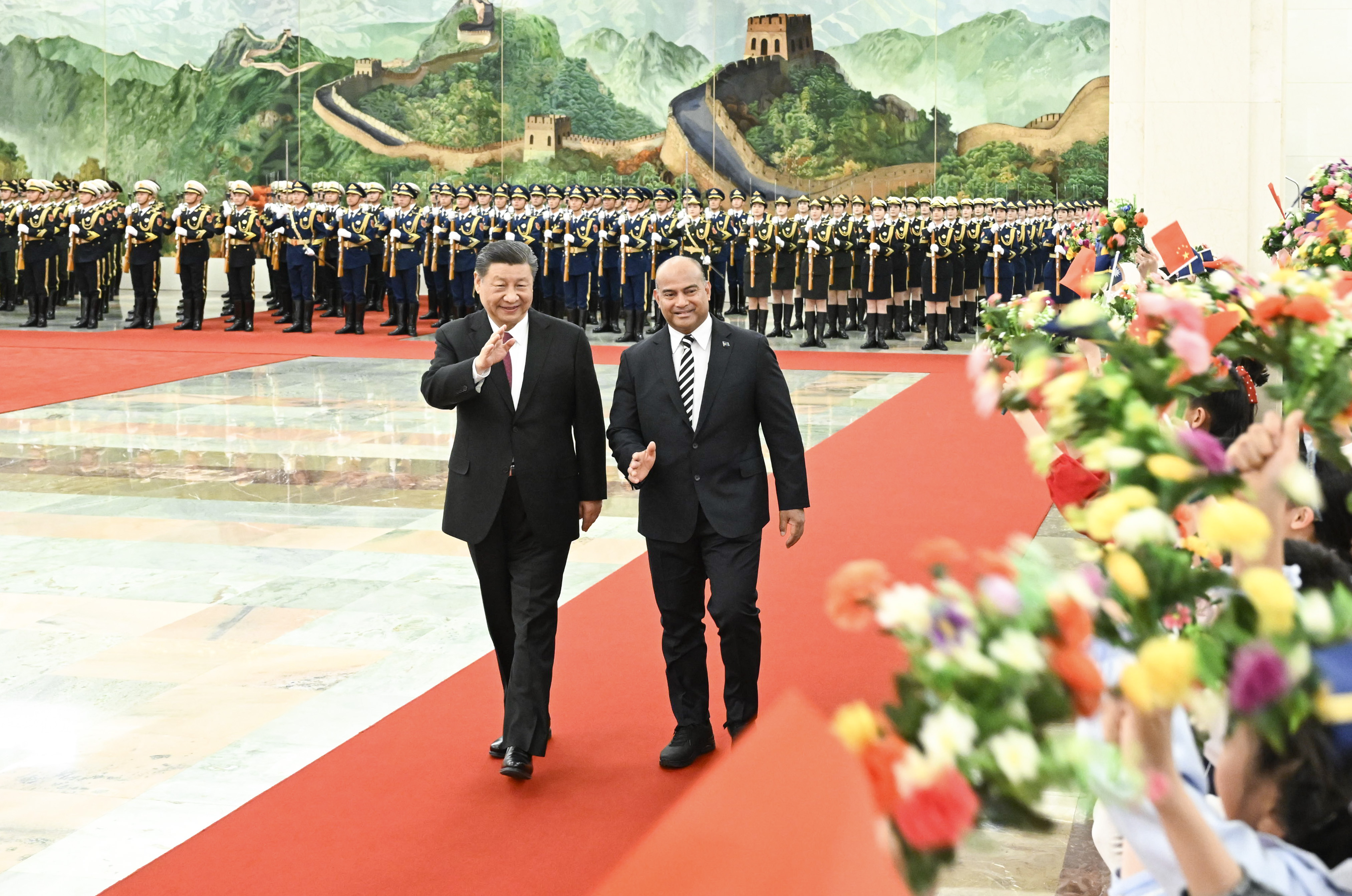 ?2024年3月25日，習(xí)近平在人民大會(huì)堂北大廳為阿迪昂舉行歡迎儀式。