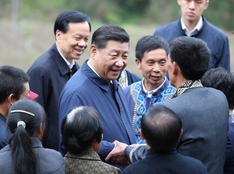 2019年4月15日至17日，中共中央總書記、國家主席、中央軍委主席習近平在重慶考察，并主持召開解決“兩不愁三保障”突出問題座談會。這是4月15日下午，習近平在石柱土家族自治縣中益鄉(xiāng)華溪村同村民親切交流。新華社記者 丁海濤 攝