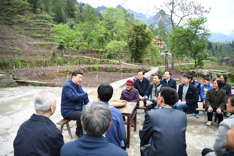 2019年4月15日至17日，中共中央總書記、國家主席、中央軍委主席習近平在重慶考察，并主持召開解決“兩不愁三保障”突出問題座談會。這是4月15日下午，習近平在石柱土家族自治縣中益鄉(xiāng)華溪村同村民代表、基層干部、扶貧干部、鄉(xiāng)村醫(yī)生等圍坐在一起，共話脫貧攻堅。新華社記者 謝環(huán)馳 攝
