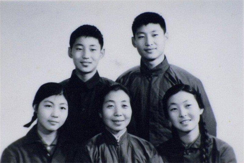 1972年冬，齊心和子女們。前排右起:齊橋橋、齊心、習(xí)安安。后排右起:習(xí)近平、習(xí)遠(yuǎn)平。