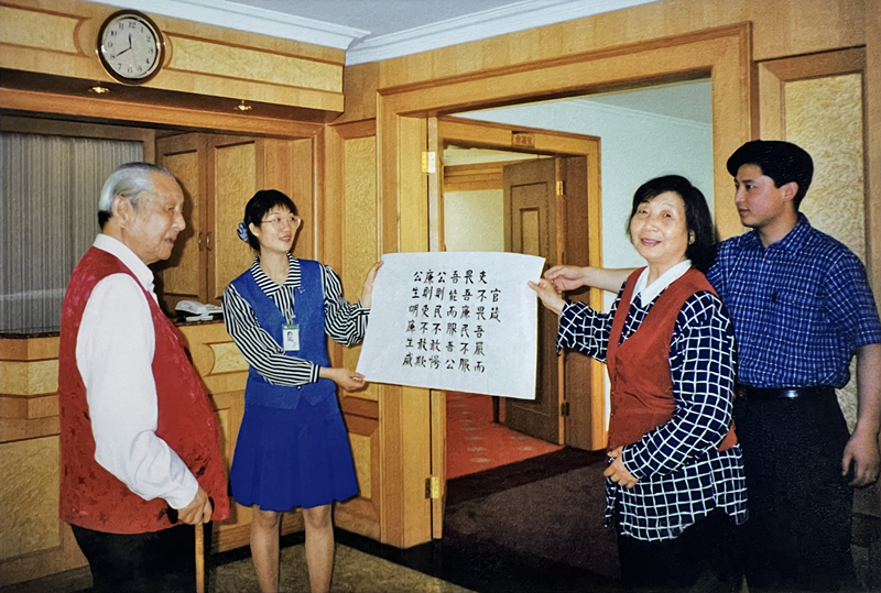1999年3月，習(xí)仲勛欣賞齊心的書法作品《官箴》。