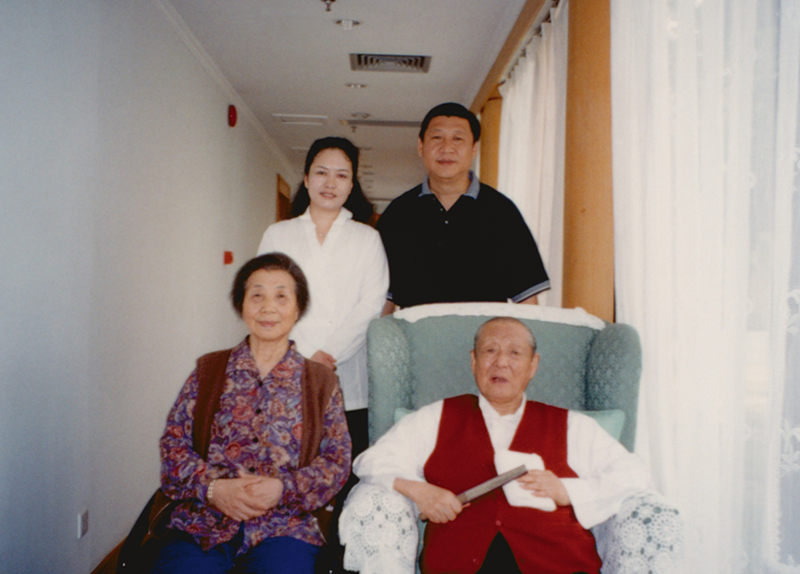 這是習(xí)近平、彭麗媛同習(xí)仲勛、齊心的合影。