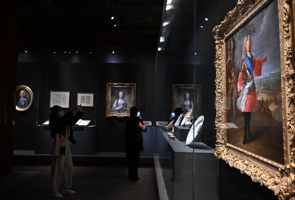 4月1日，作為中法文化旅游年的重要項目，“紫禁城與凡爾賽宮——17、18世紀(jì)的中法交往”展覽在故宮文華殿開幕。圖為觀眾當(dāng)天參觀展覽。新華社記者 金良快 攝