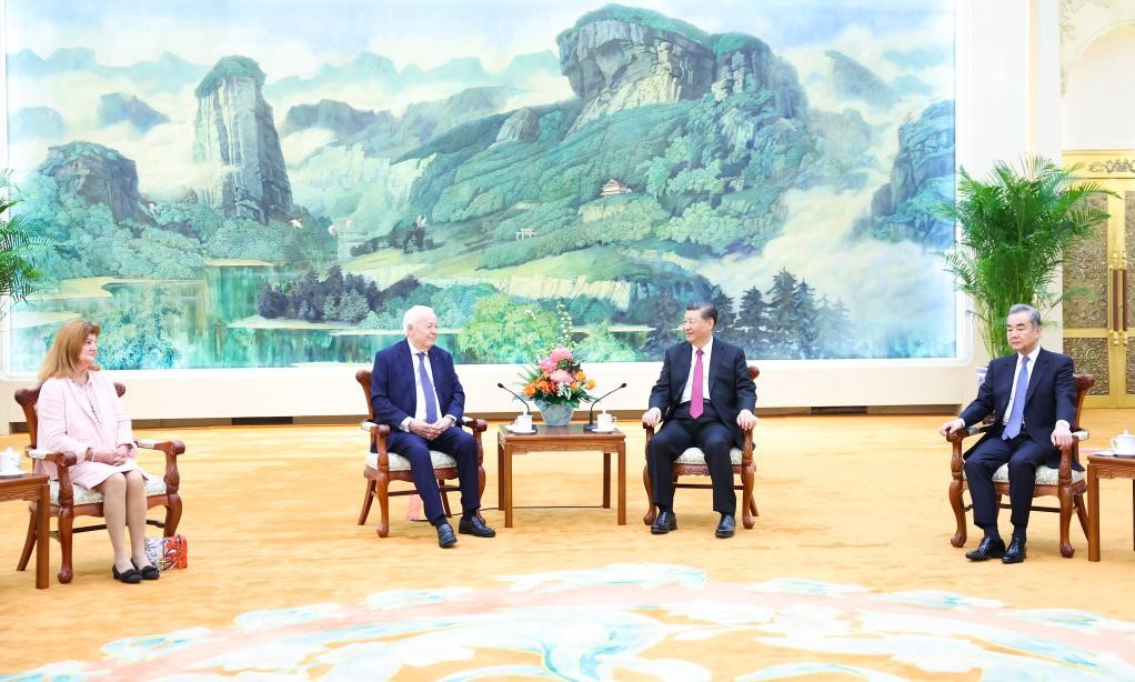 2024年4月8日，國家主席習(xí)近平在北京人民大會(huì)堂會(huì)見法國梅里?；饡?huì)主席梅里埃夫婦。新華社記者 黃敬文 攝