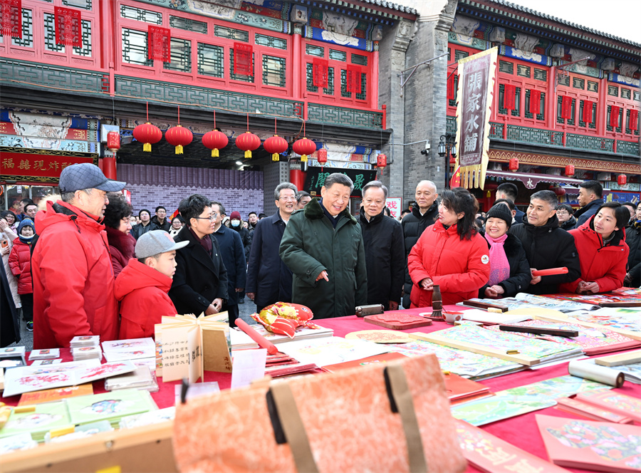 2024年2月1日下午，習(xí)近平在天津古文化街考察時(shí)，同店鋪員工和現(xiàn)場(chǎng)群眾互動(dòng)交流。新華社記者 謝環(huán)馳 攝