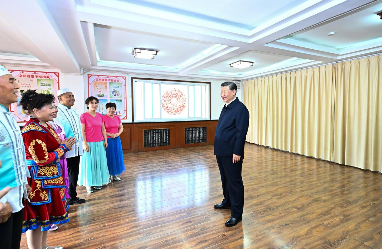 6月19日下午，習(xí)近平總書記在銀川市金鳳區(qū)長(zhǎng)城花園社區(qū)活動(dòng)室考察時(shí)，同社區(qū)居民親切交流。