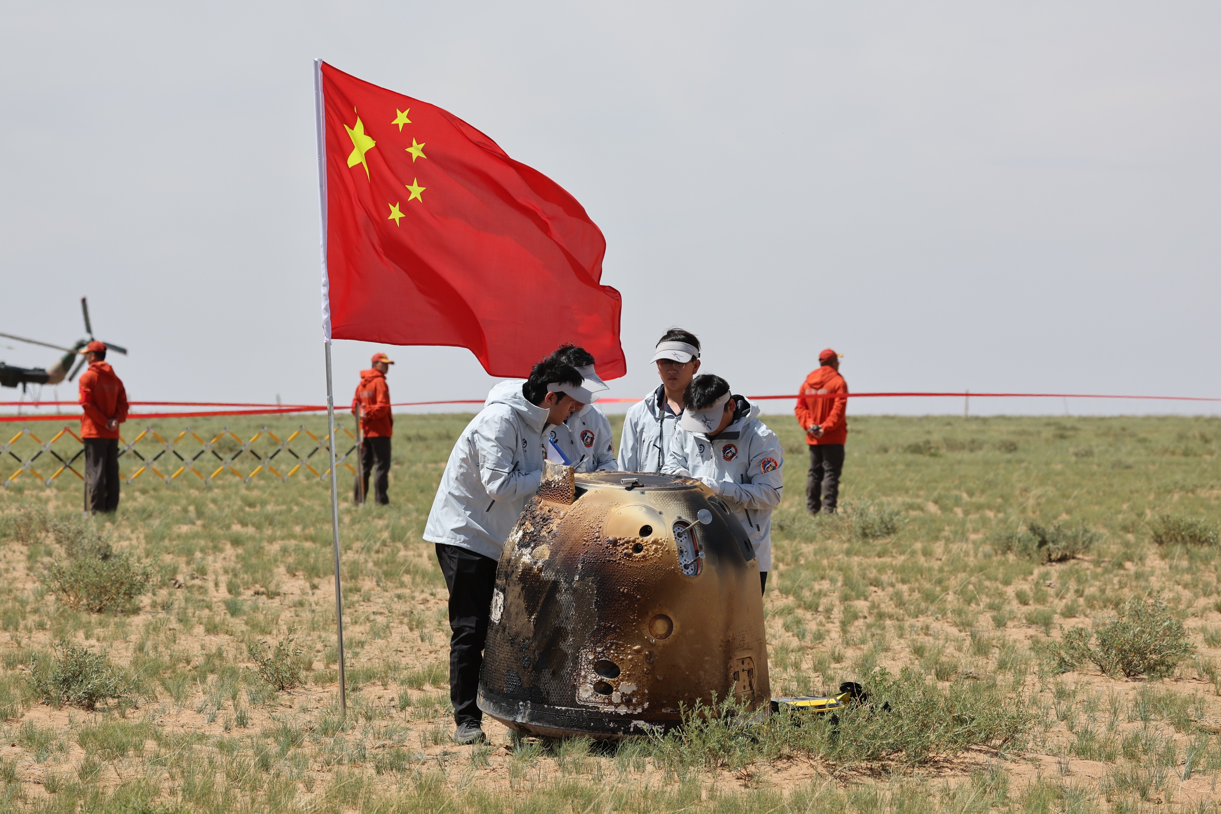 6月25日拍攝的嫦娥六號(hào)返回器回收現(xiàn)場(chǎng)。