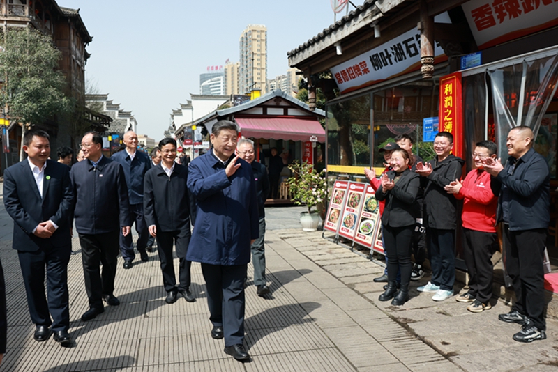 2024年3月19日上午，習(xí)近平在常德河街考察時(shí)，同店主和游客親切交流。新華社記者 王曄 攝