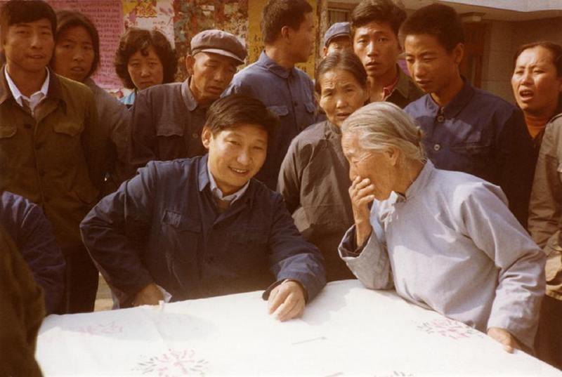 1983年，時任河北正定縣委書記的習近平（前排居中），臨時在大街上擺桌子聽取老百姓意見。