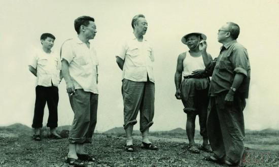 1978年8月，習仲勛（左三）在廣東惠陽農(nóng)村調(diào)研。在清華大學讀書的習近平（左一）利用暑假時間參加社會實踐，隨同父親一起下鄉(xiāng)。