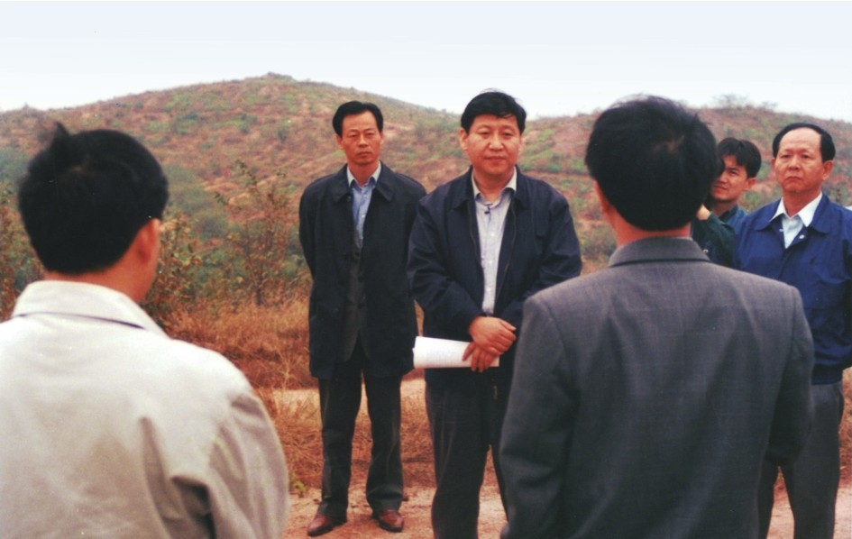1999年11月，習(xí)近平在龍巖市長汀縣河田水土流失治理區(qū)調(diào)研。圖源：《習(xí)近平在福建（下）》