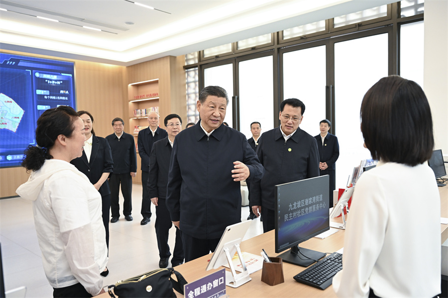 2024年4月22日至24日，中共中央總書記、國家主席、中央軍委主席習近平在重慶考察。這是22日下午，習近平在九龍坡區(qū)謝家灣街道民主村社區(qū)考察。新華社記者 謝環(huán)馳 攝
