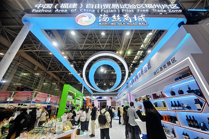 2024年3月18日，第四屆中國(guó)跨境電商交易會(huì)在福建福州開幕。展會(huì)聚焦“鏈接跨境全流域 共建電商新生態(tài)”，集聚全國(guó)80余個(gè)外貿(mào)產(chǎn)業(yè)帶的上千家供應(yīng)鏈企業(yè)。