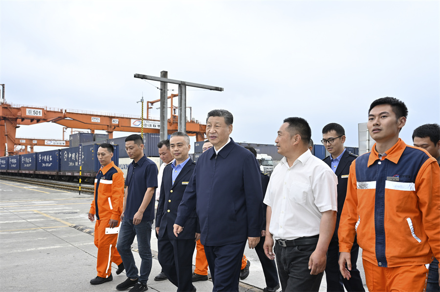 2024年4月22日至24日，中共中央總書記、國家主席、中央軍委主席習近平在重慶考察。這是22日下午，習近平在重慶國際物流樞紐園區(qū)重慶鐵路集裝箱中心站，同貨車司機、列車司機、裝卸工人、場站管理人員等親切交流。新華社記者 岳月偉 攝