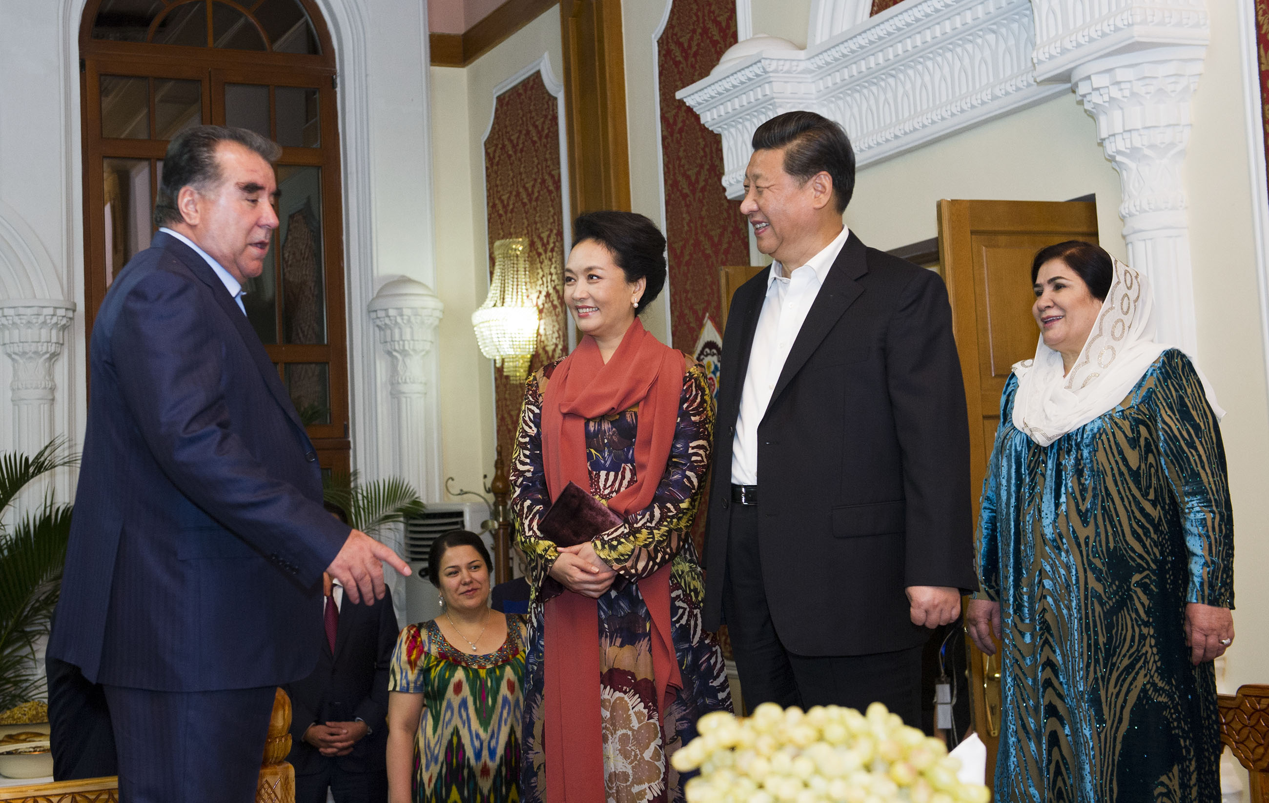 2014年9月12日，習(xí)近平主席在杜尚別出席塔吉克斯坦總統(tǒng)拉赫蒙舉行的家宴。這是習(xí)近平主席和夫人彭麗媛在拉赫蒙夫婦陪同下參觀總統(tǒng)官邸。