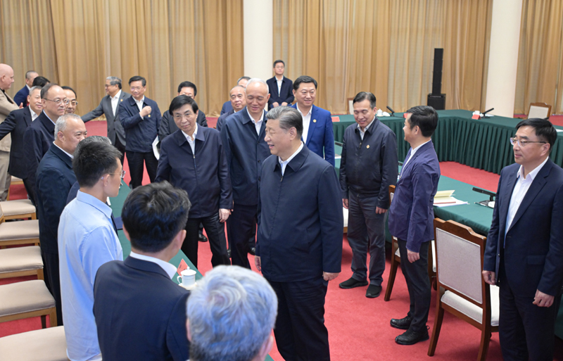 2024年5月23日，習(xí)近平總書記在山東省濟南市主持召開企業(yè)和專家座談會并發(fā)表重要講話。這是總書記同參會的企業(yè)和專家代表親切交流。