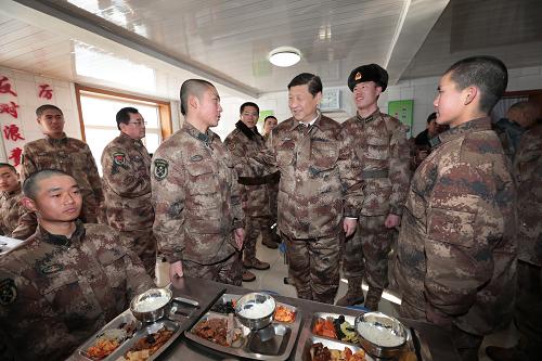 2014年1月26日中午，習(xí)近平來到連隊(duì)食堂，同戰(zhàn)士們一起用餐。新華社記者 李剛 攝