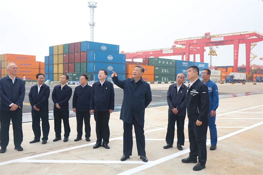 2024年5月22日至24日，中共中央總書記、國家主席、中央軍委主席習(xí)近平在山東考察。這是22日下午，習(xí)近平在日照港察看全自動化集裝箱碼頭作業(yè)場景。新華社記者 鞠鵬 攝
