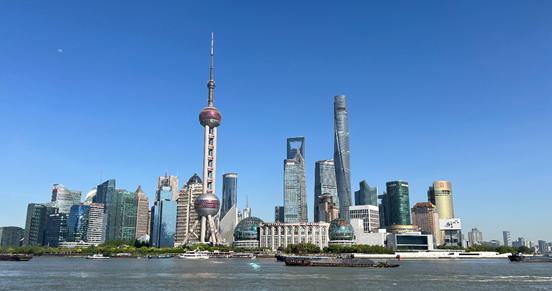 沿蘇州河遠(yuǎn)眺陸家嘴城市建筑群。人民網(wǎng) 馬作鵬 攝